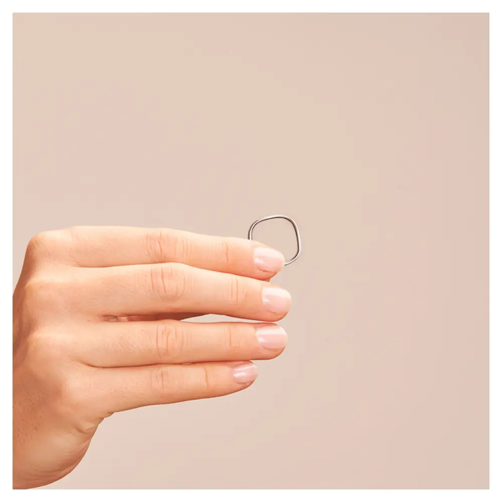 Ehering aus Palladium 500 und Gelbgold mit vier Diamanten in eckiger Form auf Hand von Seite