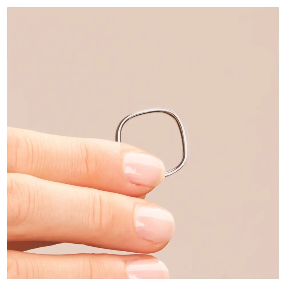 Ehering aus Palladium 500 und Gelbgold mit vier Diamanten in eckiger Form auf Hand von Seite im Zoom