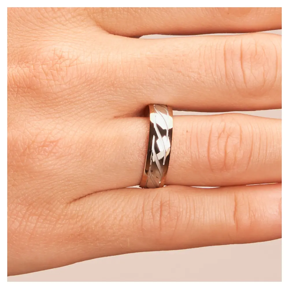 Ehering in Palladium 500 & Rotgold mit schrägen Rillen auf Hand im Zoom