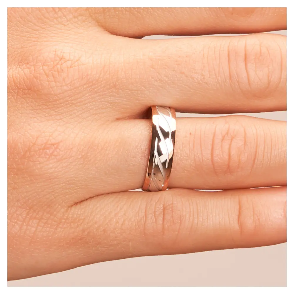 Ehering in Rotgold/Weißgold poliert mit Rillen auf Hand im Zoom