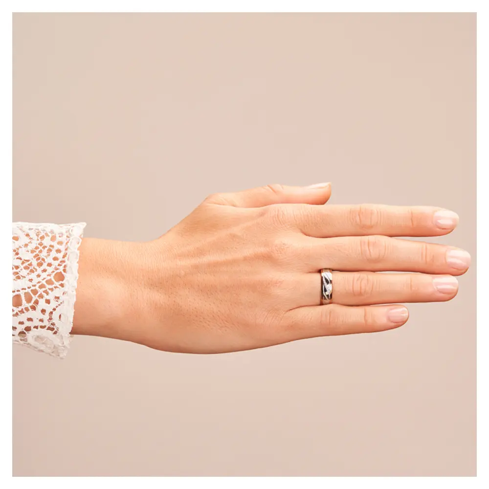 Ehering in Palladium 500 & Rotgold mit schrägen Rillen und Diamanten auf Hand