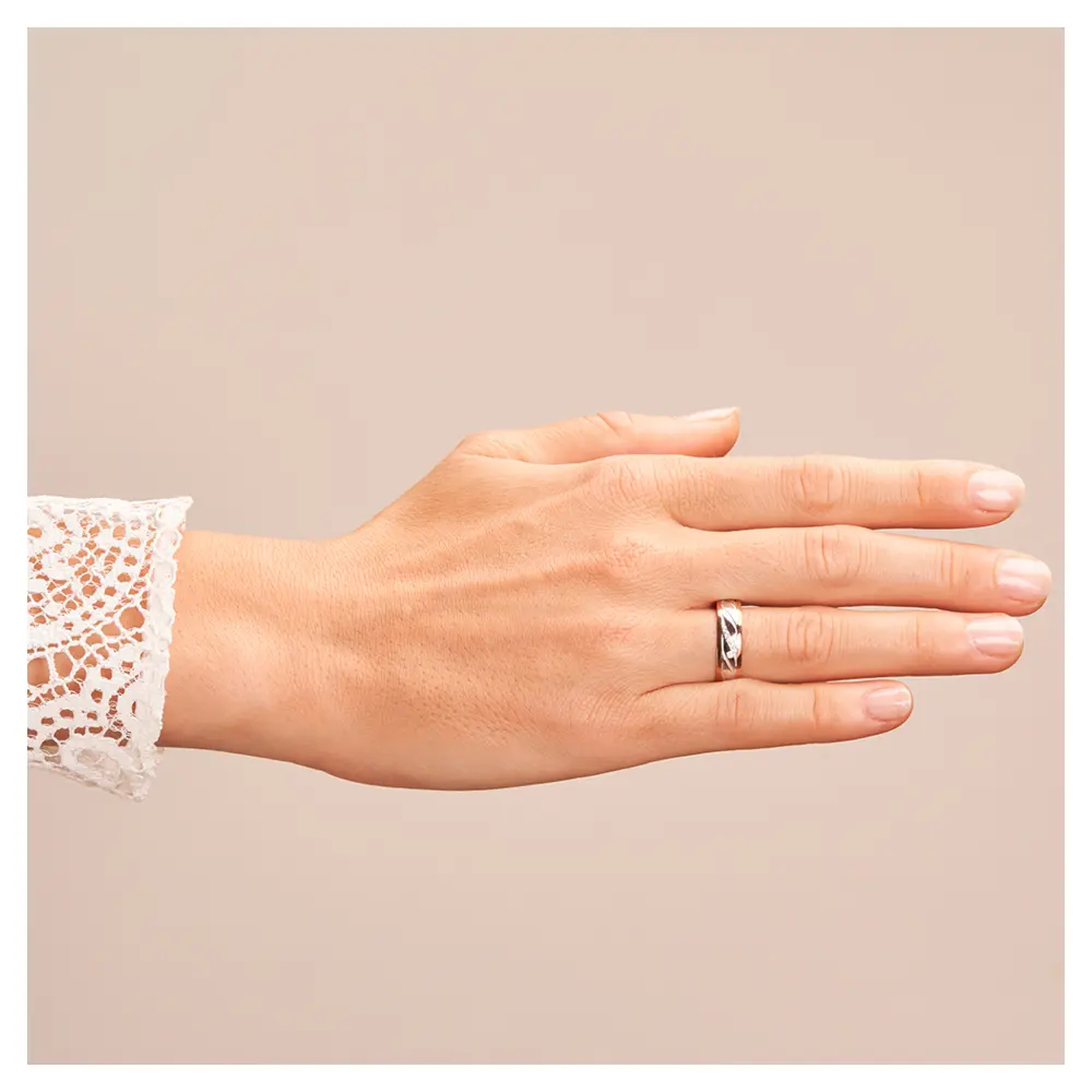 Ehering in Rotgold/Weißgold poliert mit Rillen und 5 Diamanten auf Hand 