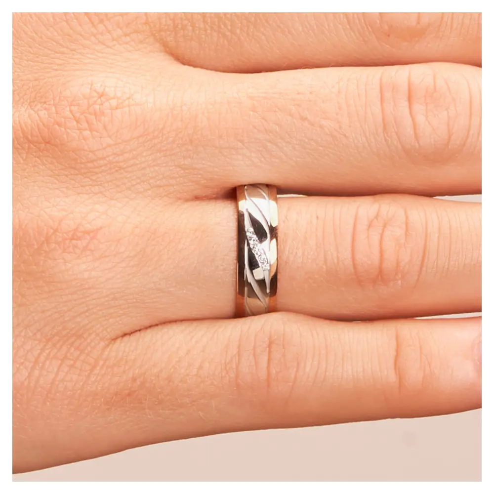 Ehering in Palladium 500 & Rotgold mit schrägen Rillen und Diamanten auf Hand im Zoom