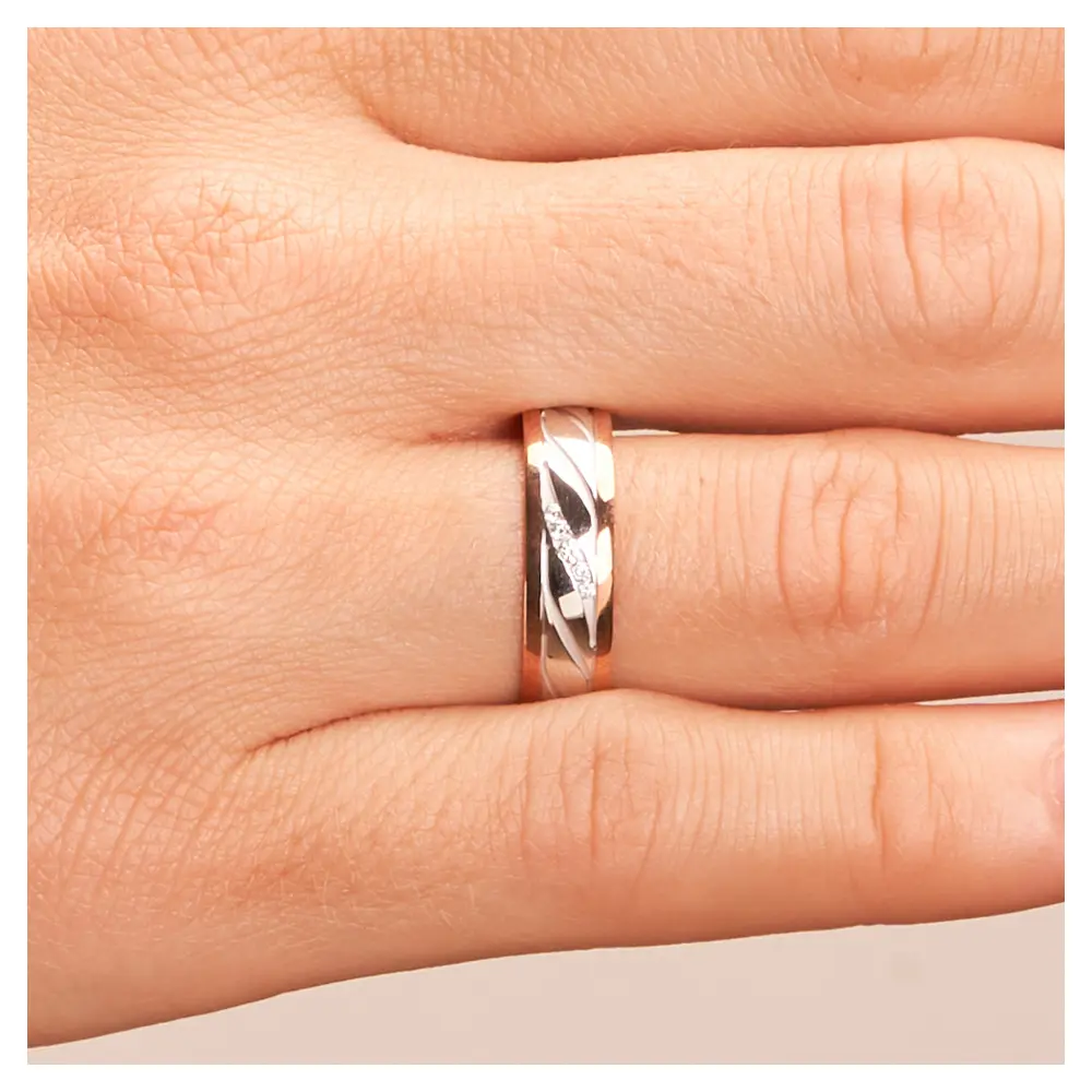 Ehering in Rotgold/Weißgold poliert mit Rillen und 5 Diamanten auf Hand im Zoom