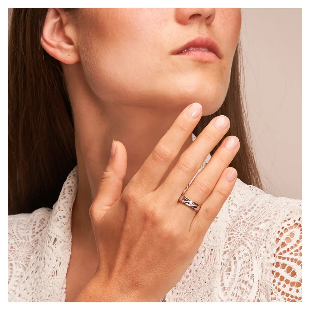 Ehering in Rotgold/Weißgold poliert mit Rillen und 5 Diamanten auf Hand am Gesicht