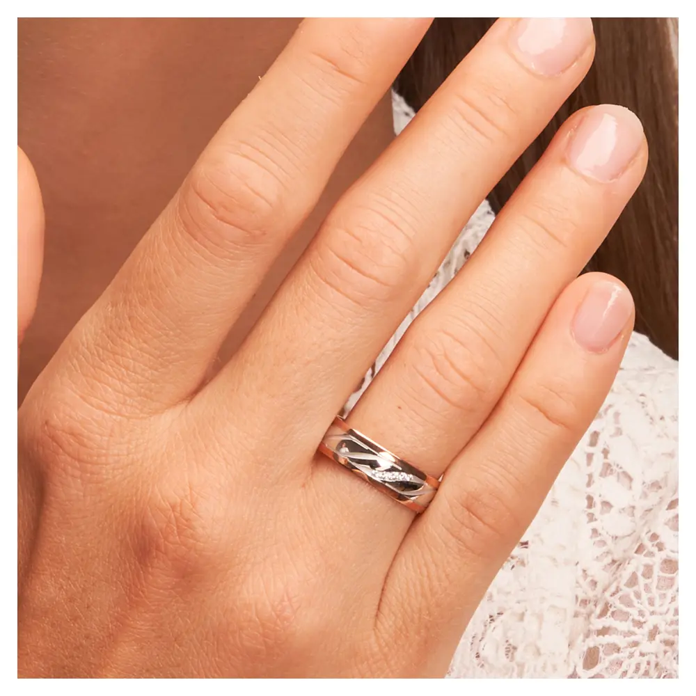 Ehering in Rotgold/Weißgold poliert mit Rillen und 5 Diamanten auf Hand am Gesicht im Zoom