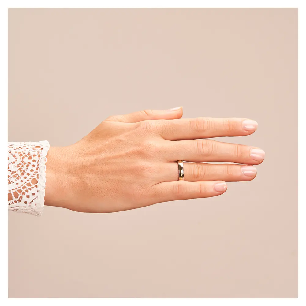 Ehering aus Weißgold und Gelbgold auf Hand