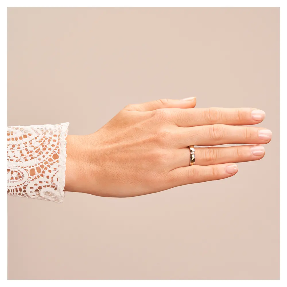 Ehering aus Weißgold und Gelbgold mit rundem Diamanten auf Hand
