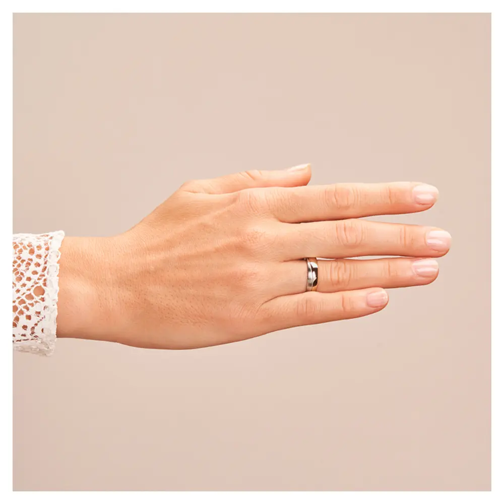 Ehering in Rotgold und Palladium 500 auf Hand