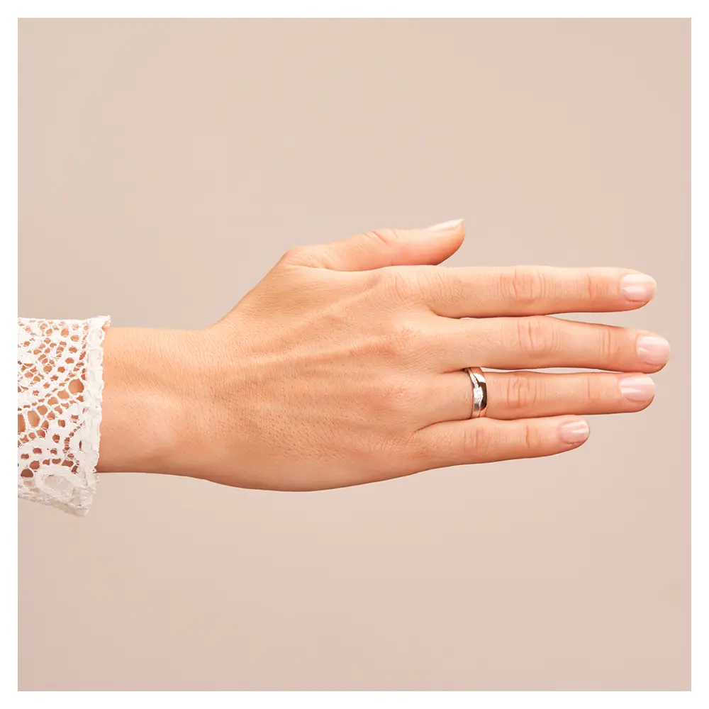 Ehering in poliertem Rotgold und mattem Weißgold mit 7 Diamanten auf Hand