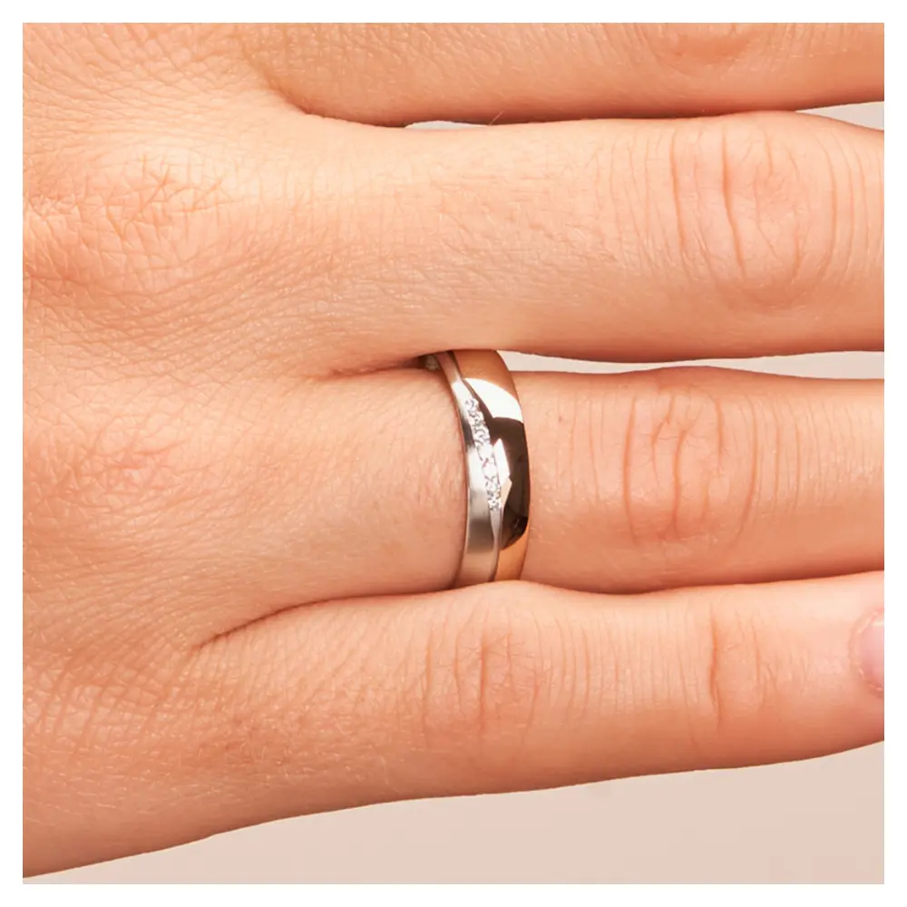 Ehering in Rotgold und Palladium 500 mit 7 strahlenden Diamanten auf Hand im Zoom