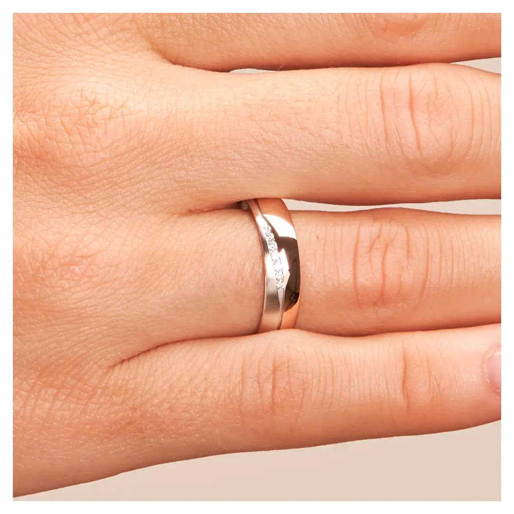 Ehering in poliertem Rotgold und mattem Weißgold mit 7 Diamanten auf Hand im Zoom