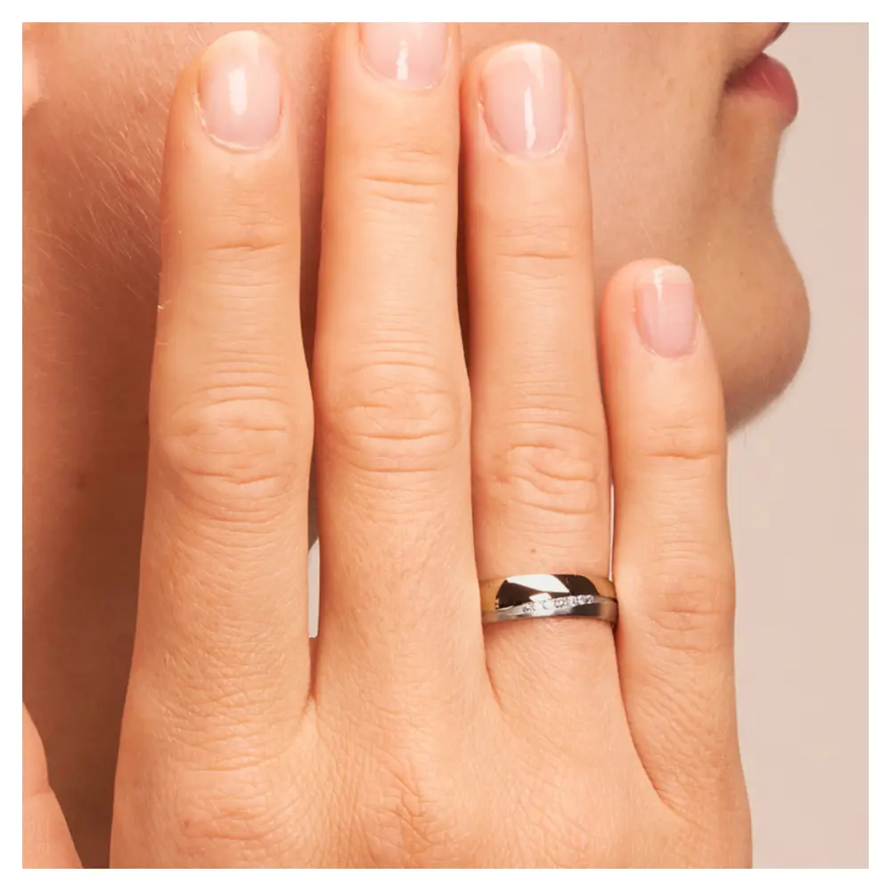 Ehering in Rotgold und Palladium 500 mit 7 strahlenden Diamanten auf Hand im Zoom