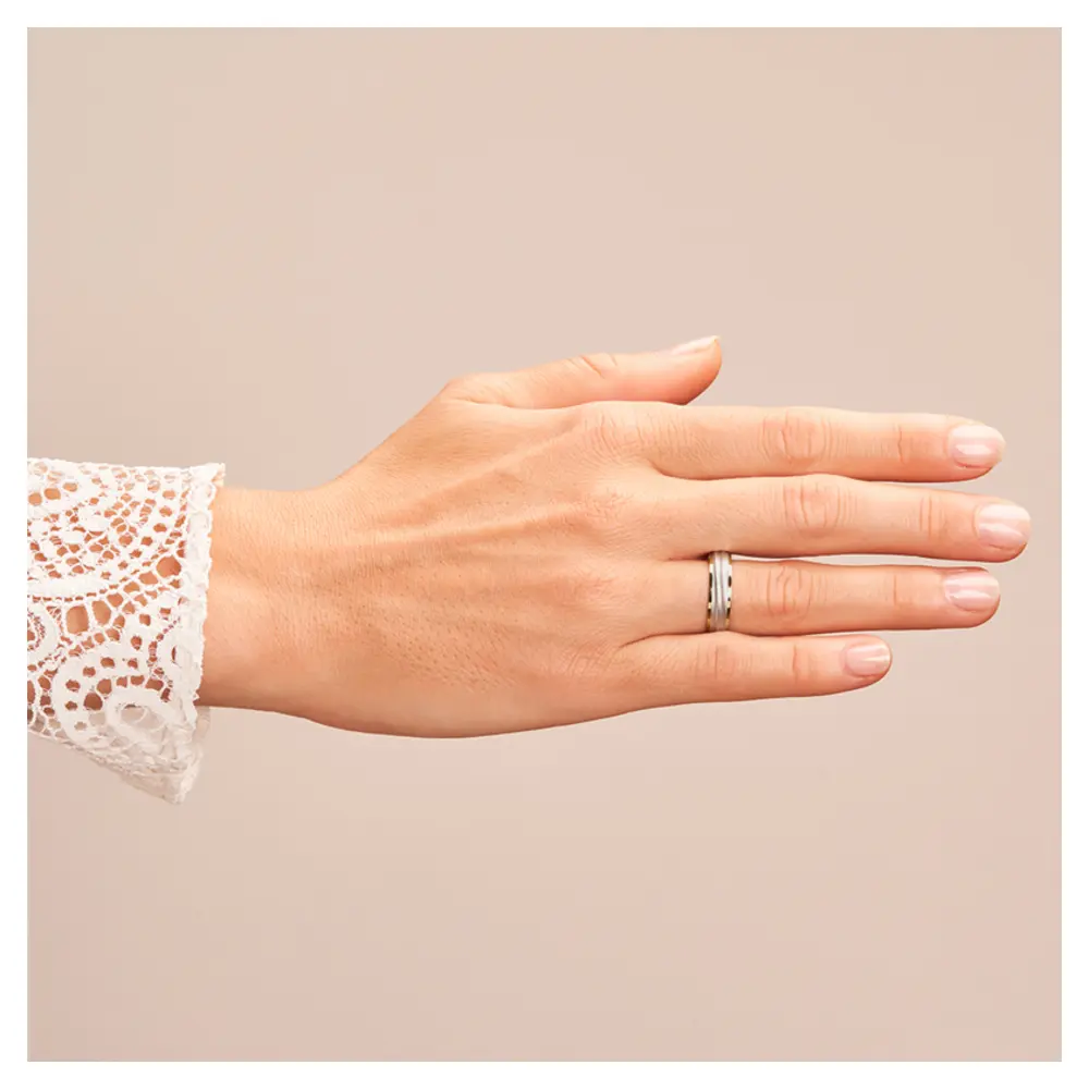 Ehering aus Palladium 500/Gelbgold sandmatt auf Hand