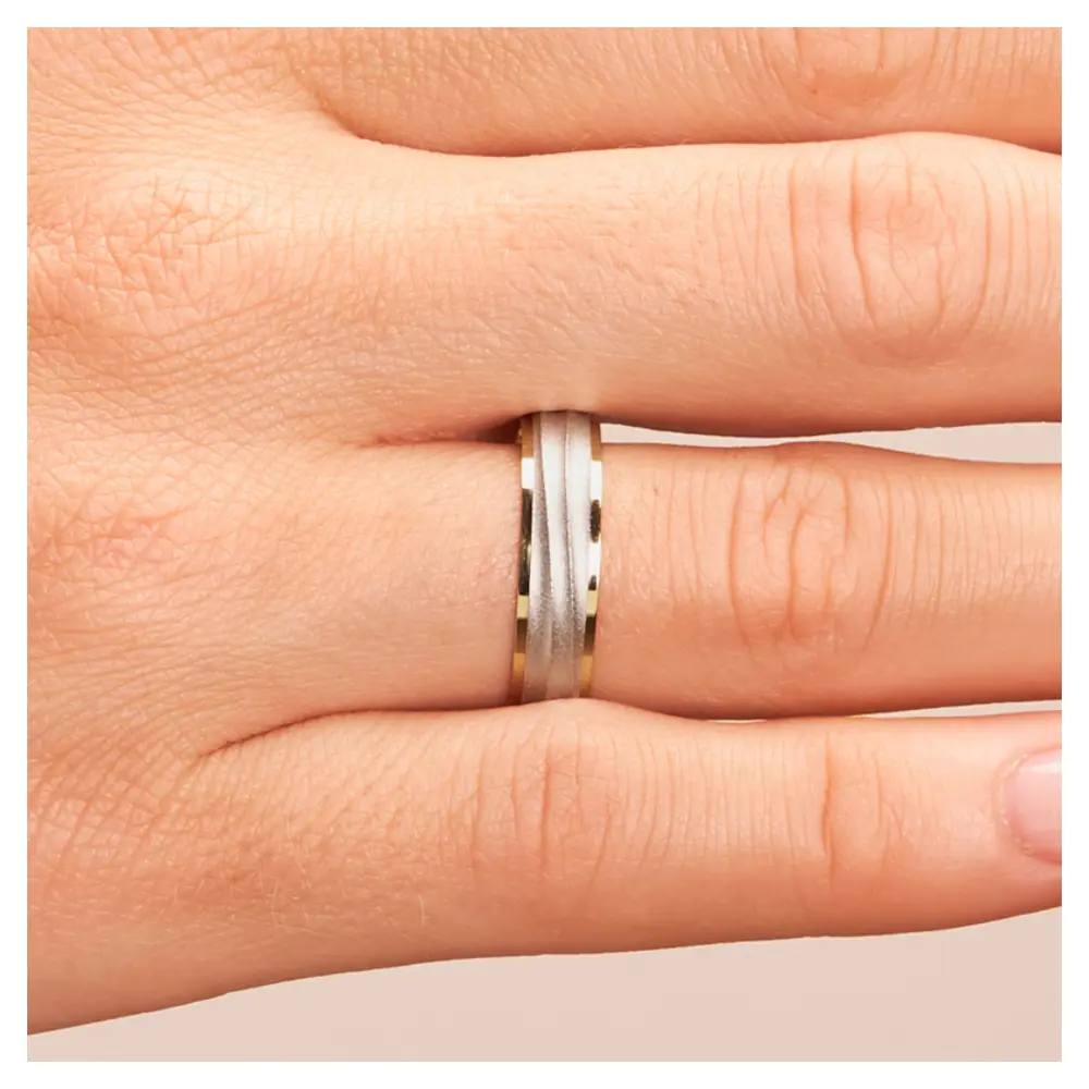 Ehering aus Palladium 500/Gelbgold sandmatt auf Hand im Zoom