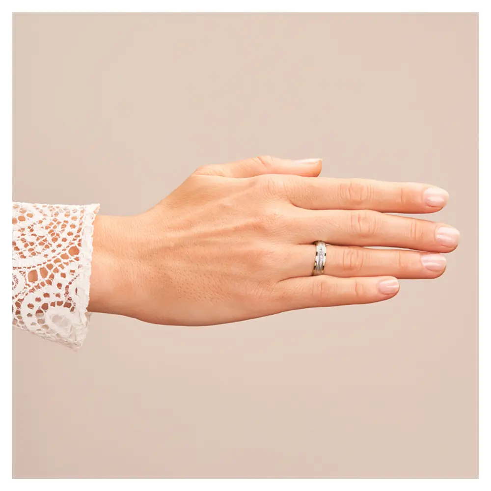 Ehering aus Palladium 500/Gelbgold sandmatt mit fünf Diamanten auf Hand