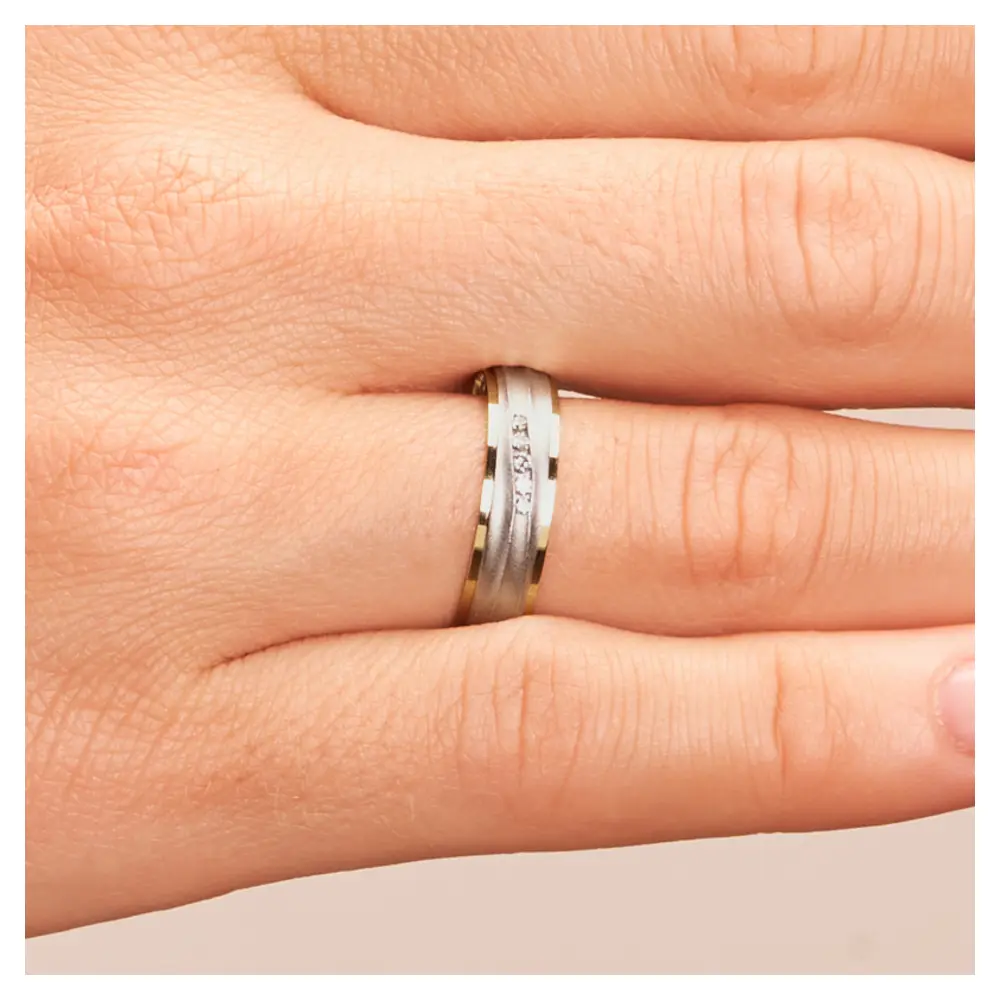 Ehering aus Palladium 500/Gelbgold sandmatt mit fünf Diamanten auf Hand im Zoom