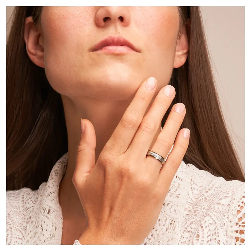 Ehering aus Palladium 500/Gelbgold sandmatt mit fünf Diamanten auf Hand am Gesicht II