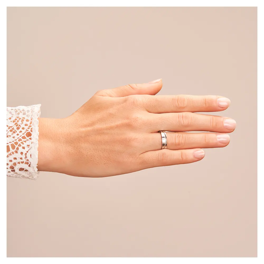 Eheringe aus Weißgold konkav und matt mit Diamanten auf Hand