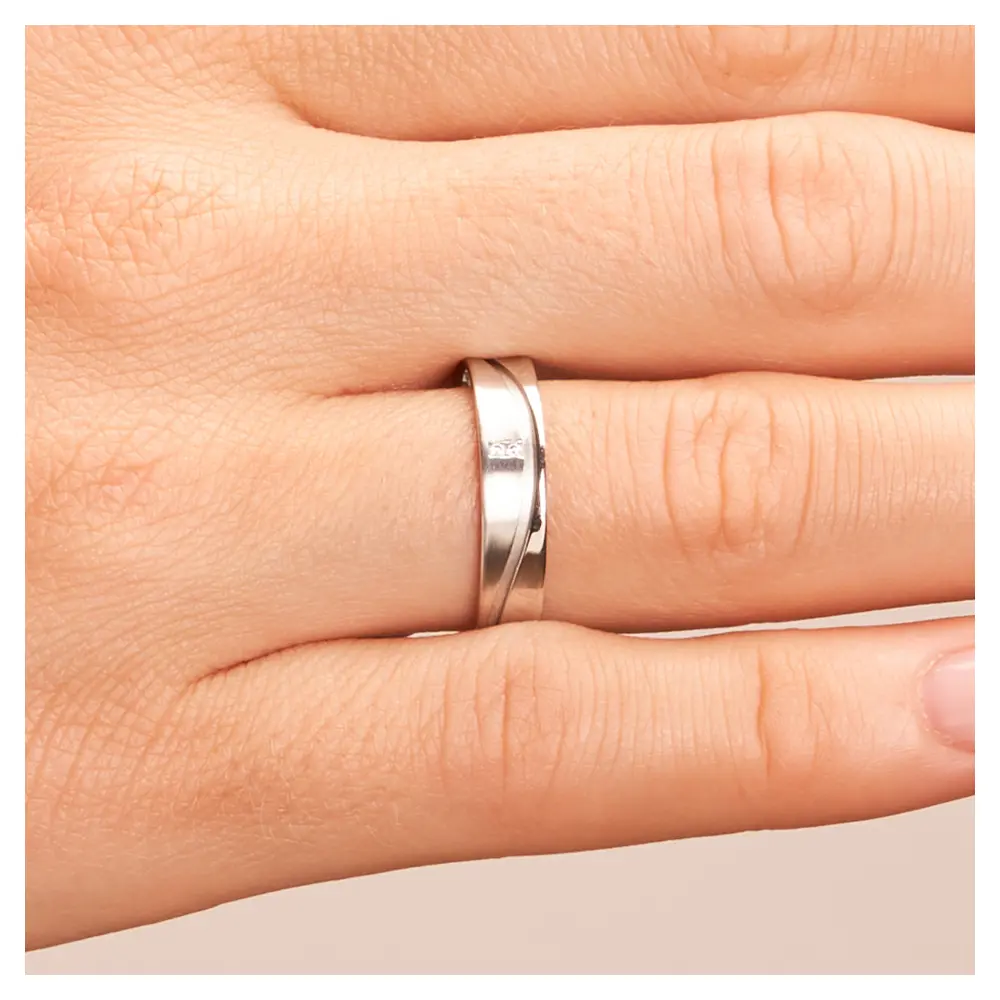 Eheringe aus Weißgold konkav und matt mit Diamanten auf Hand im Zoom
