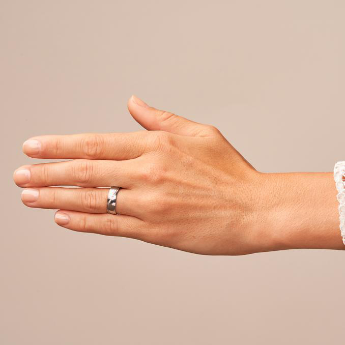 Mattierte Eheringe aus Palladium 500 mit vielen Diamanten mit Rille