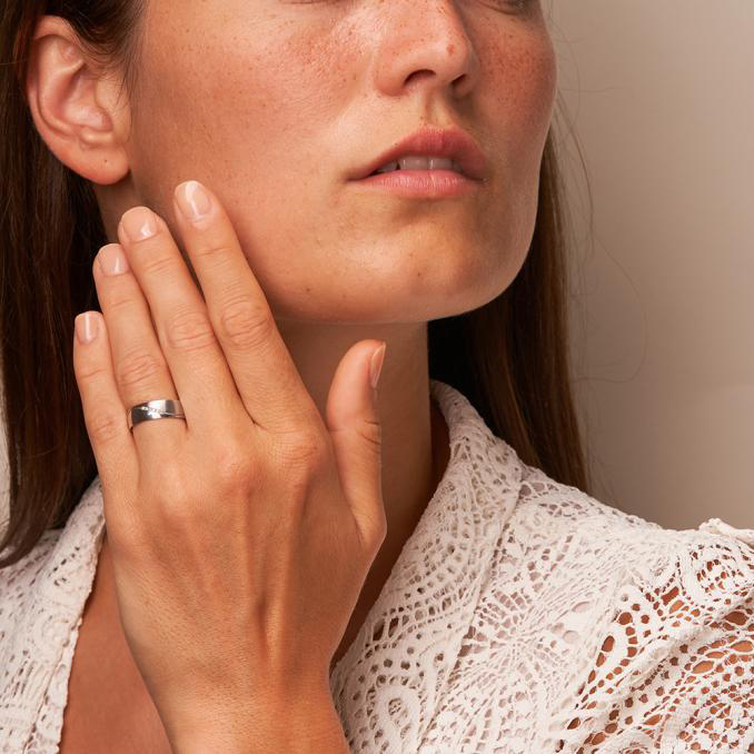 Eheringe aus Platin 600 mit Mattierung und Polierung und 6 Diamanten am Gesicht