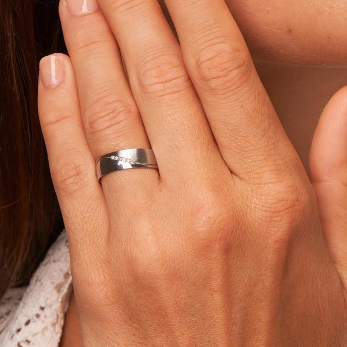 Eheringe aus Platin 600 mit Mattierung und Polierung und 6 Diamanten am Gesicht in Nahaufnahme