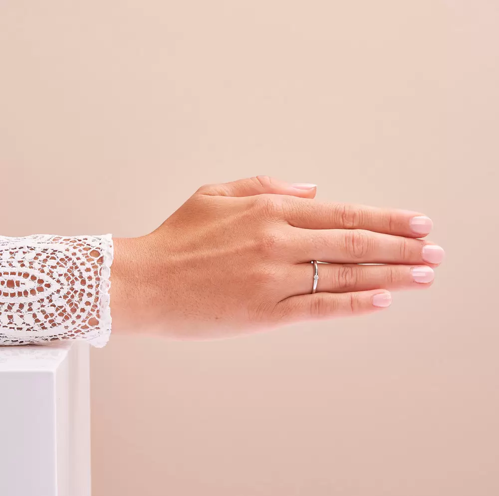 Aufnahme vom Verlobungsring aus Weissgold mit Diamanten in Spannfassung auf Hand