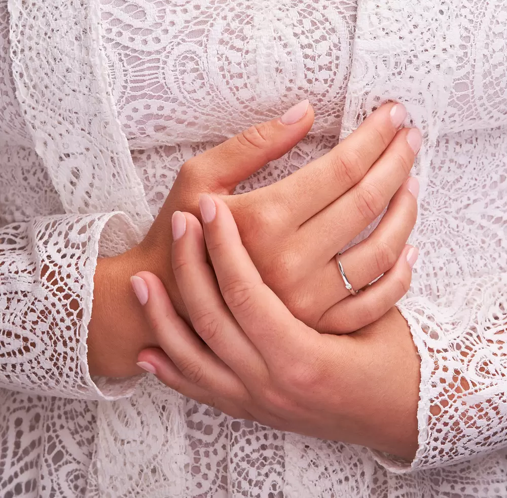 Aufnahme vom Verlobungsring aus Weissgold mit Diamanten in Spannfassung auf Hand