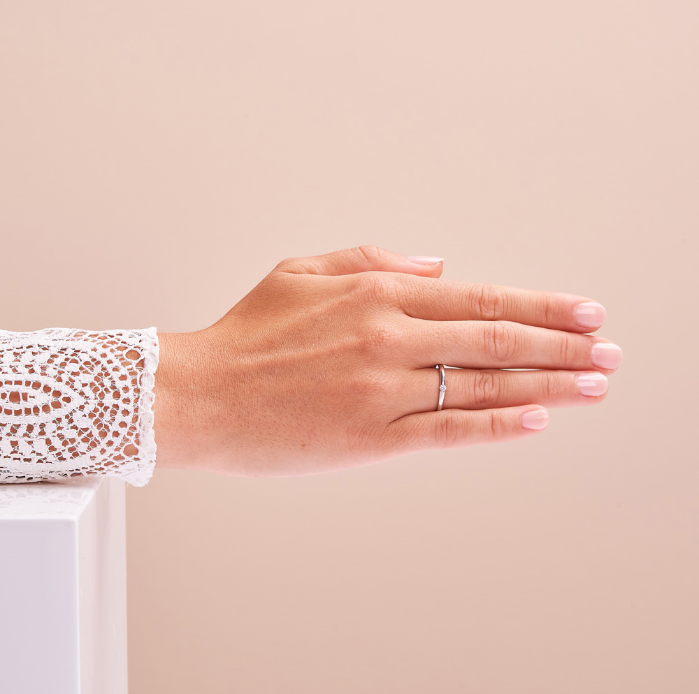 Aufnahme vom Verlobungsring aus Weissgold mit Diamanten in Spannfassung auf Hand