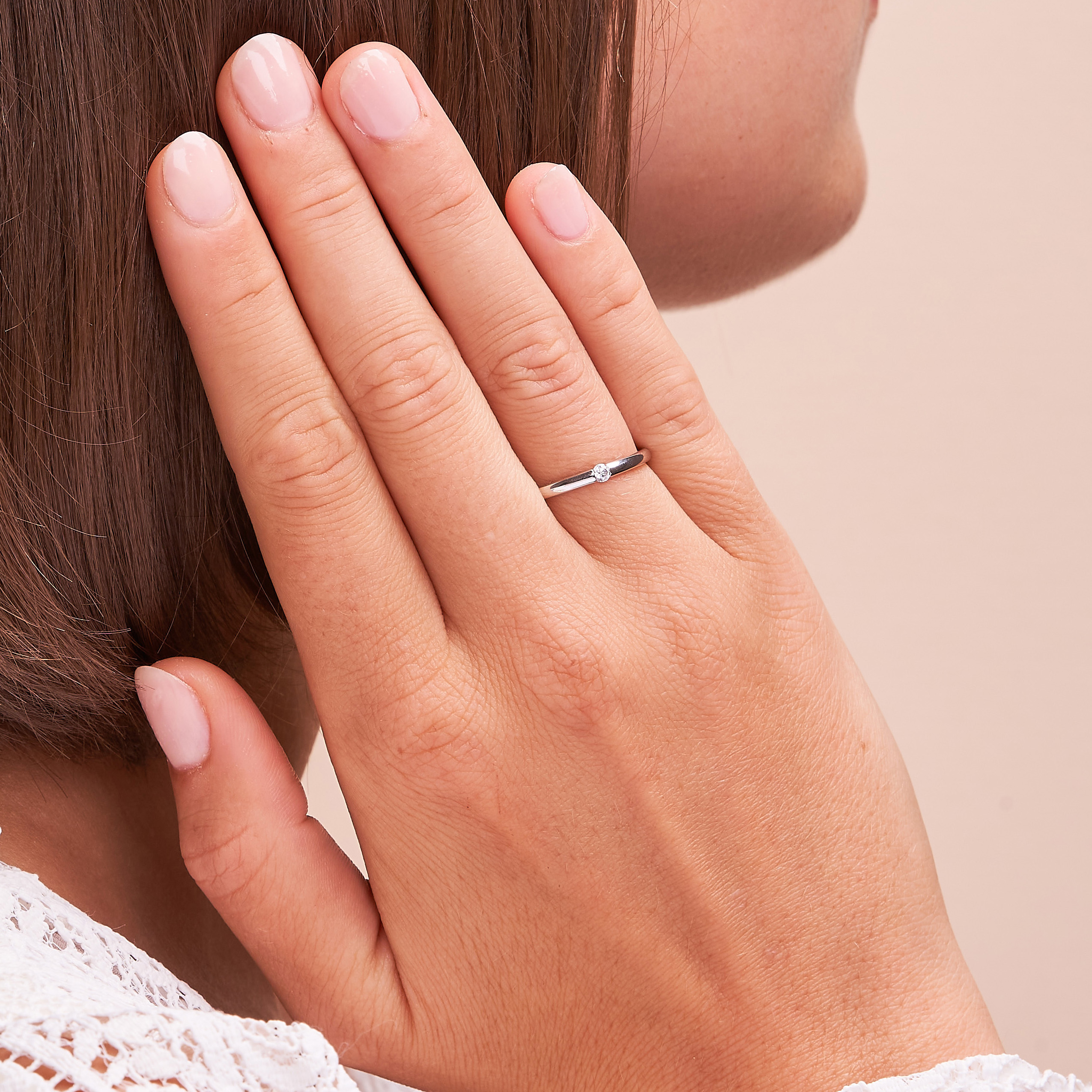 Aufnahme vom Verlobungsring aus Weissgold mit Diamanten in Spannfassung auf Hand
