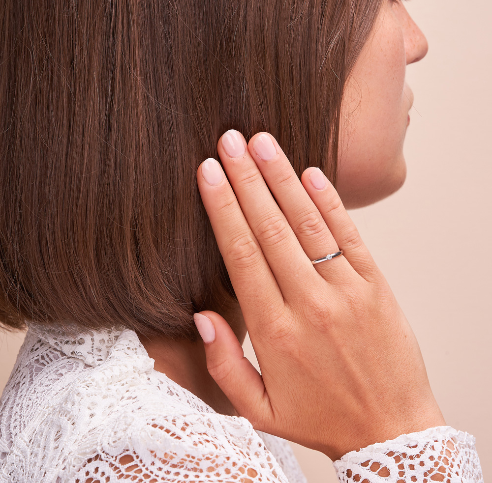Aufnahme vom Verlobungsring aus Weissgold mit Diamanten in Spannfassung auf Hand