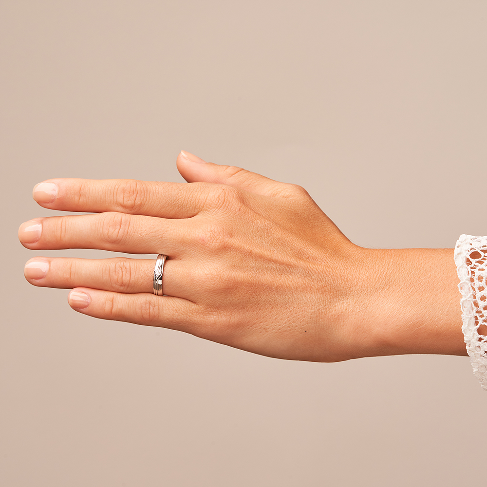 Eheringe aus Weissgold mit Diamanten in sandmatter Rille auf Hand