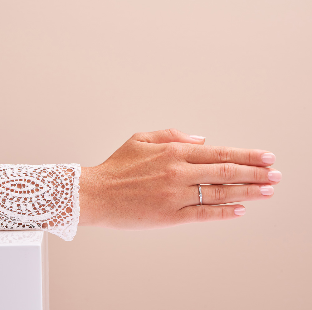 Aufnahme vom Verlobungsring aus Weissgold mit vielen Diamanten auf Hand