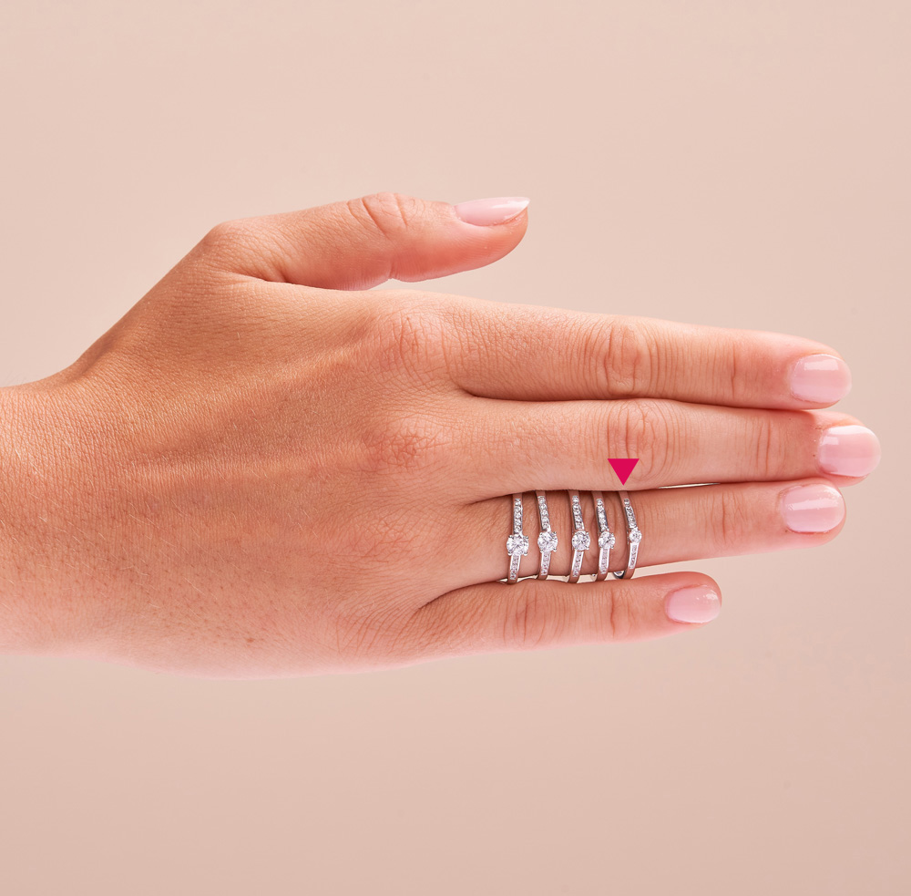 Aufnahme vom Verlobungsring aus Weissgold mit vielen Diamanten auf Hand
