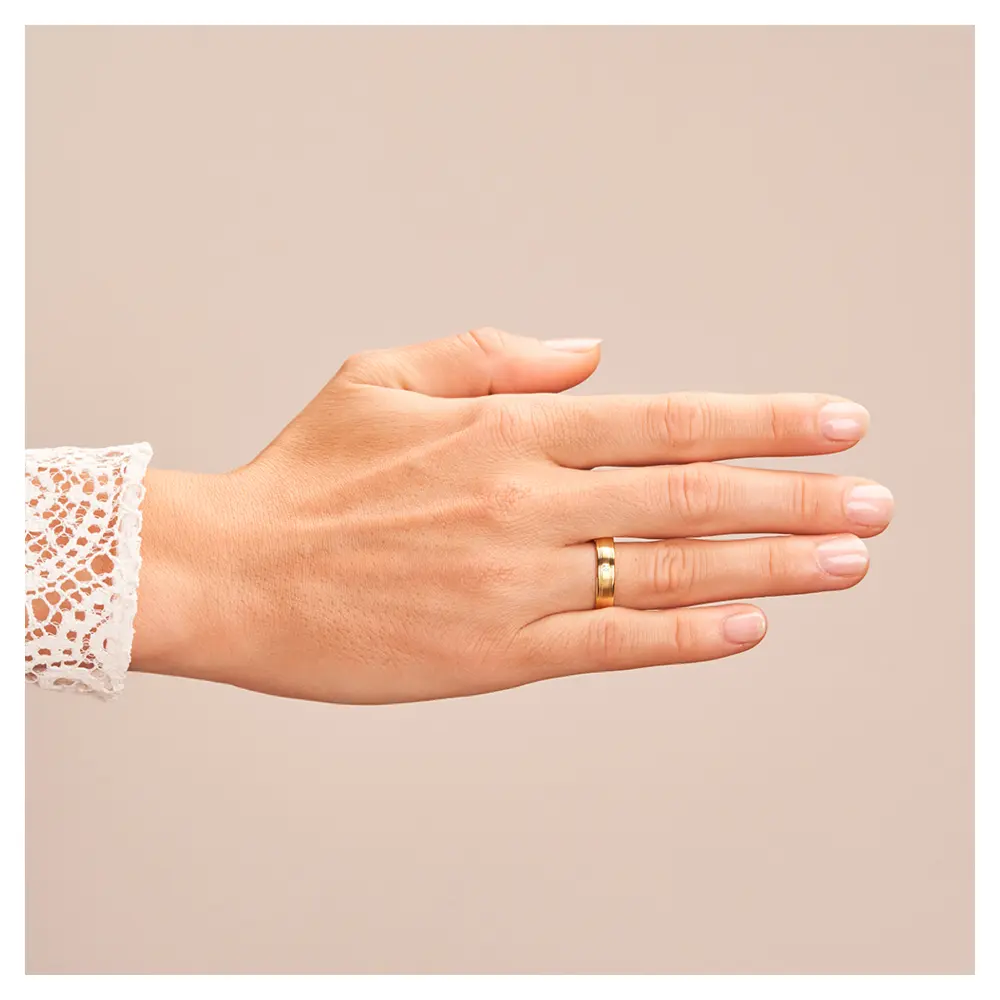Matte Gelbgold Eheringe mit polierten Rillen und Diamanten auf Hand