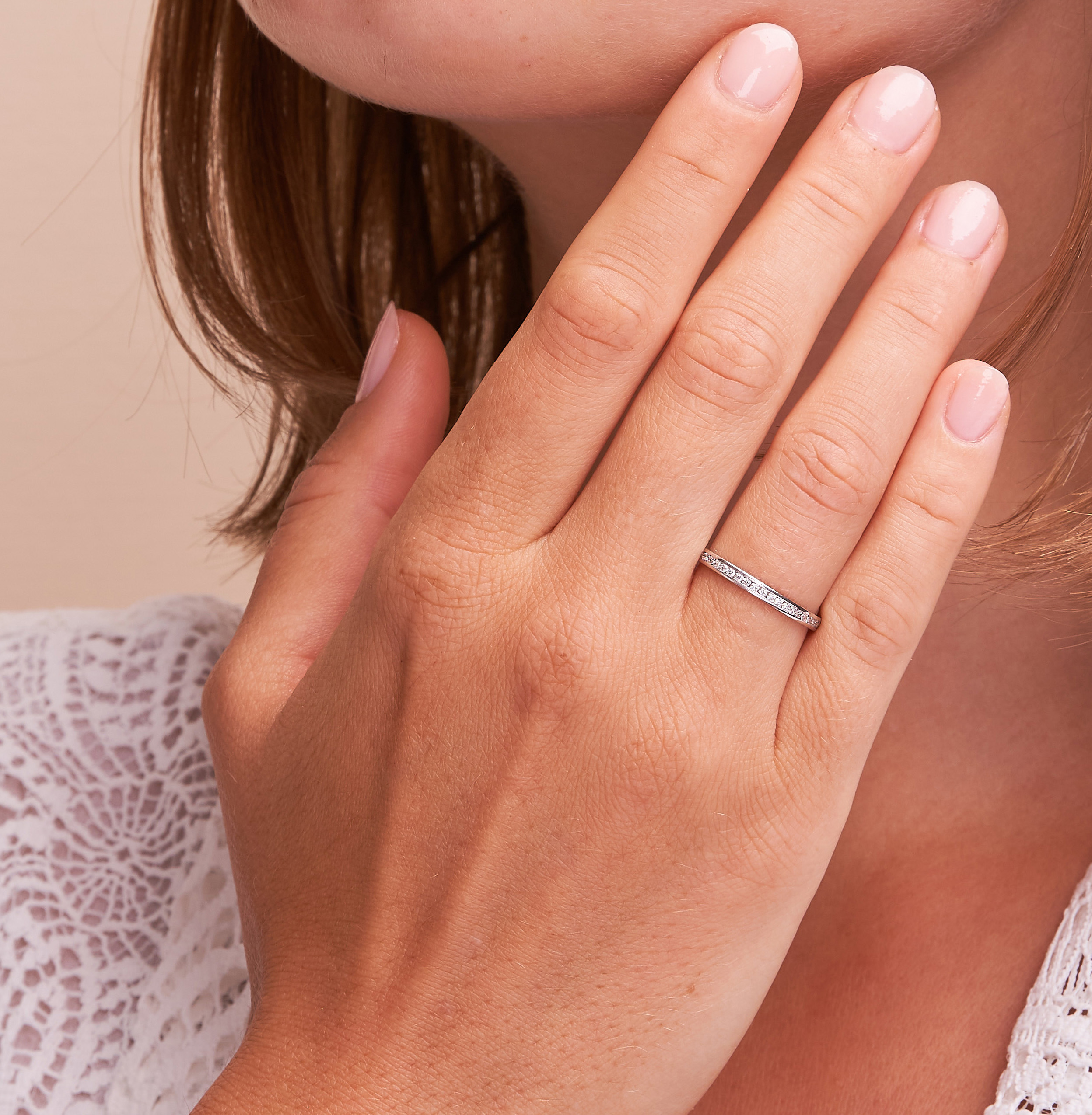 Aufnahme vom Weißgold Antragsring mit 48 Diamanten in Kanalfassung