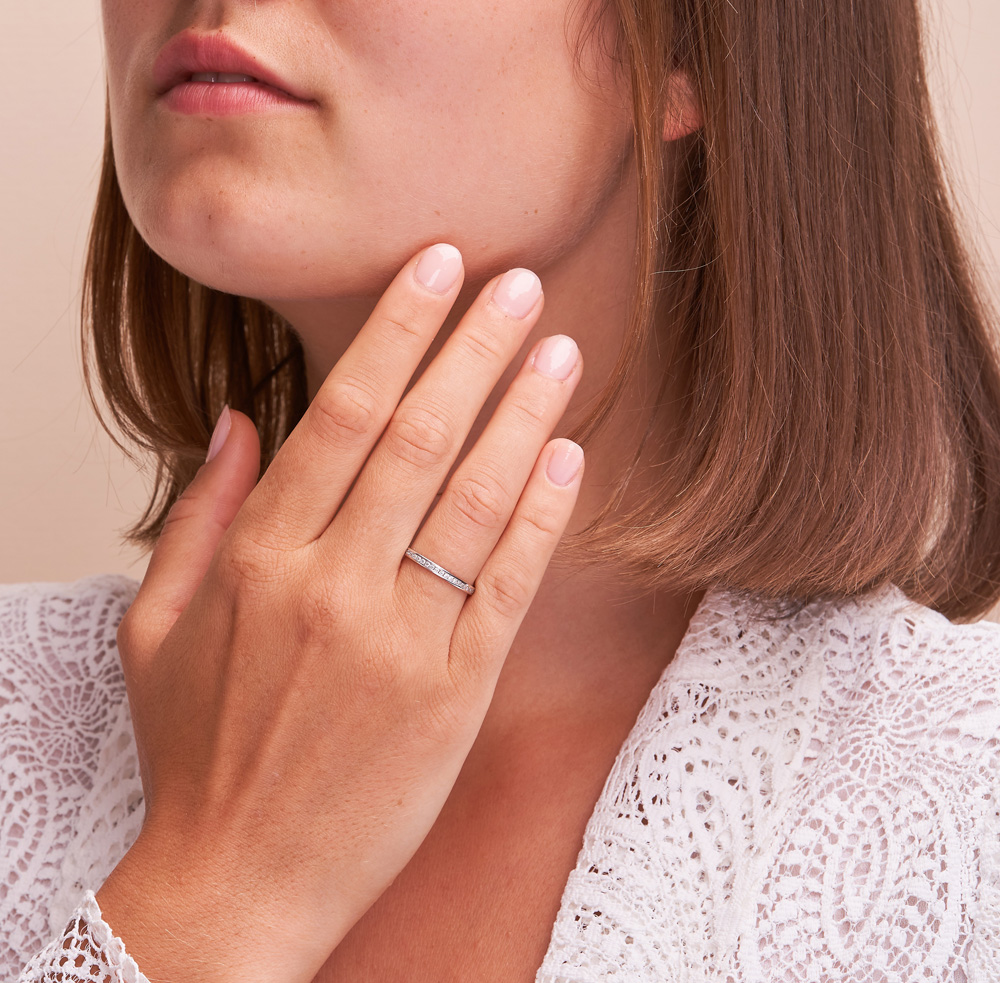 Aufnahme vom Weißgold Antragsring mit 48 Diamanten in Kanalfassung