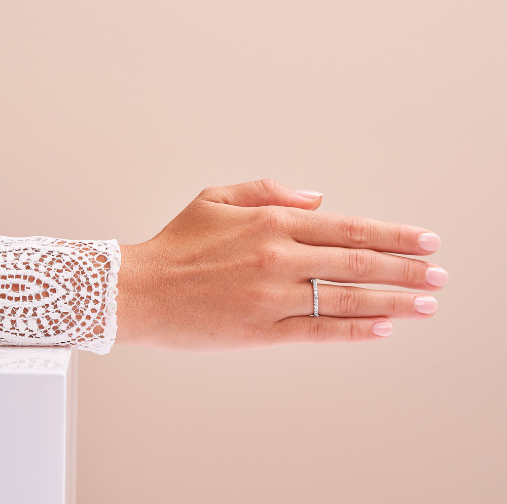 Platin Vorsteckring mit 25 Diamanten poliert schmal auf Hand