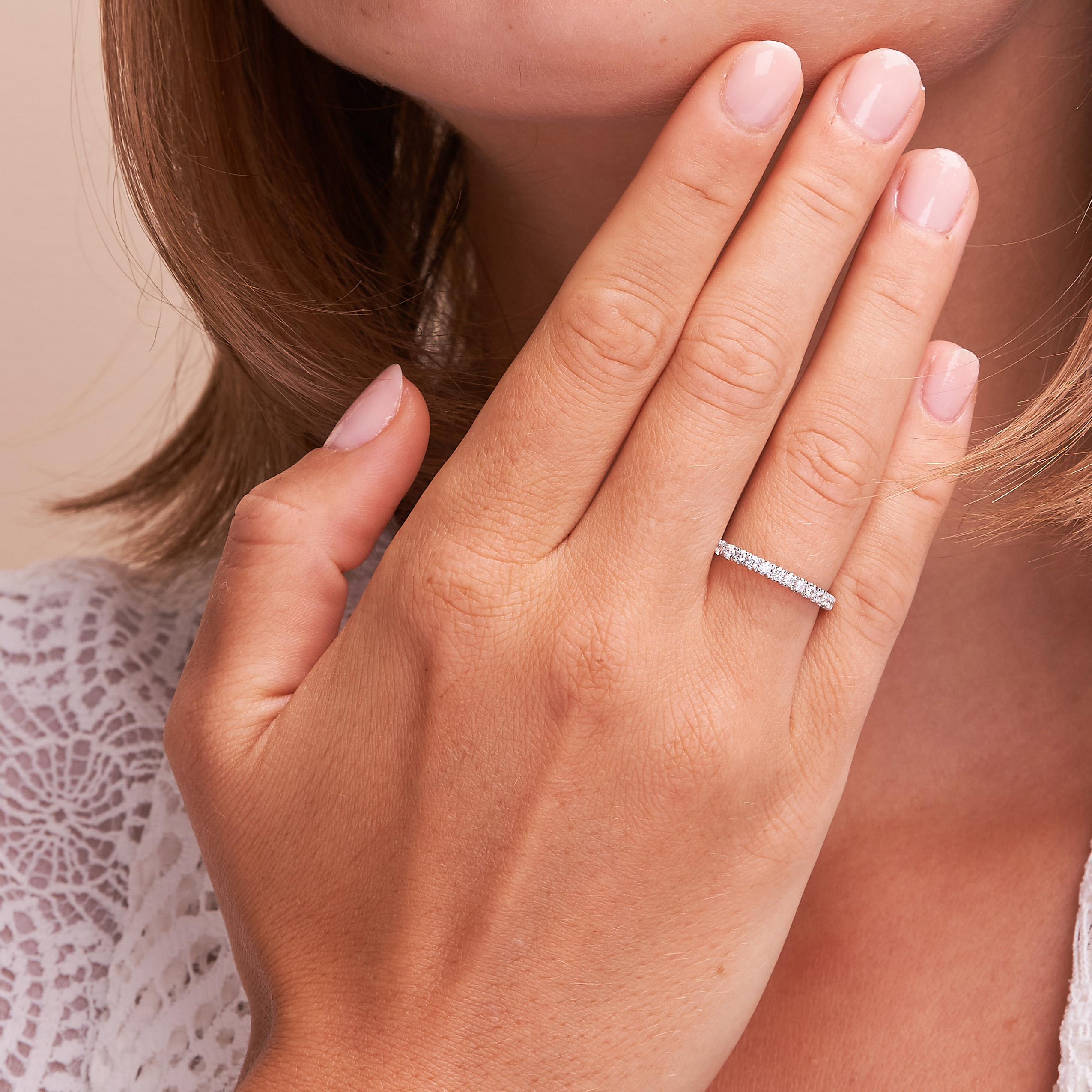 Aufnahme vom Weißgold Verlobungsring mit weißen Diamanten in Krappen gefasst auf Hand