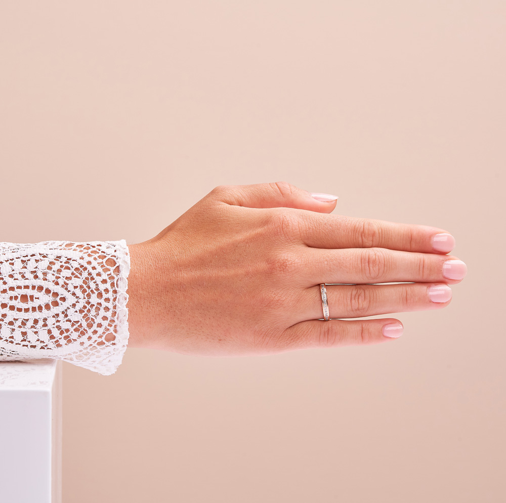 Weißgold Verlobungsring mit 24 Diamanten mit gesamt 0,18 Karat auf Hand