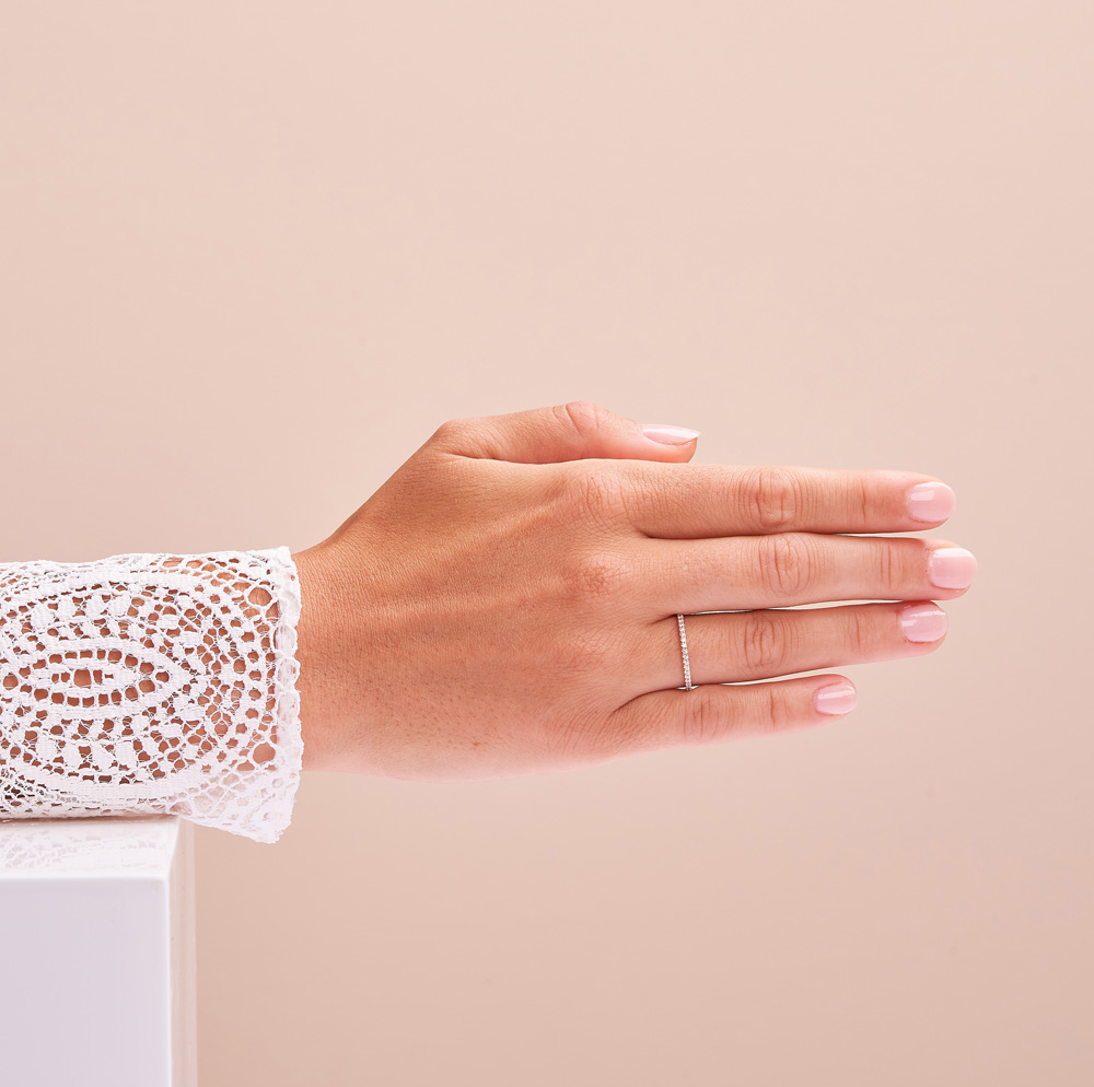 Aufnahme vom Rosegold Verlobungsring mit weißen Diamanten in Krappen gefasst auf Hand
