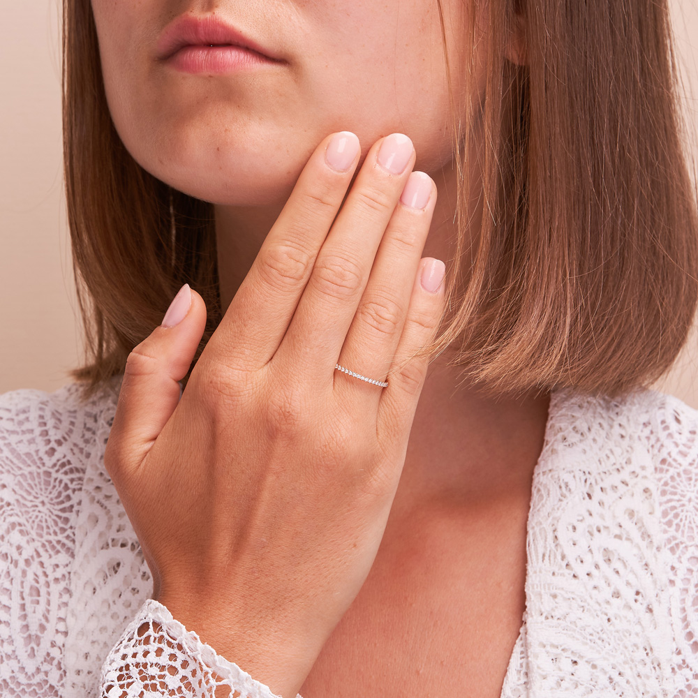 Aufnahme vom Rosegold Verlobungsring mit weißen Diamanten in Krappen gefasst auf Hand