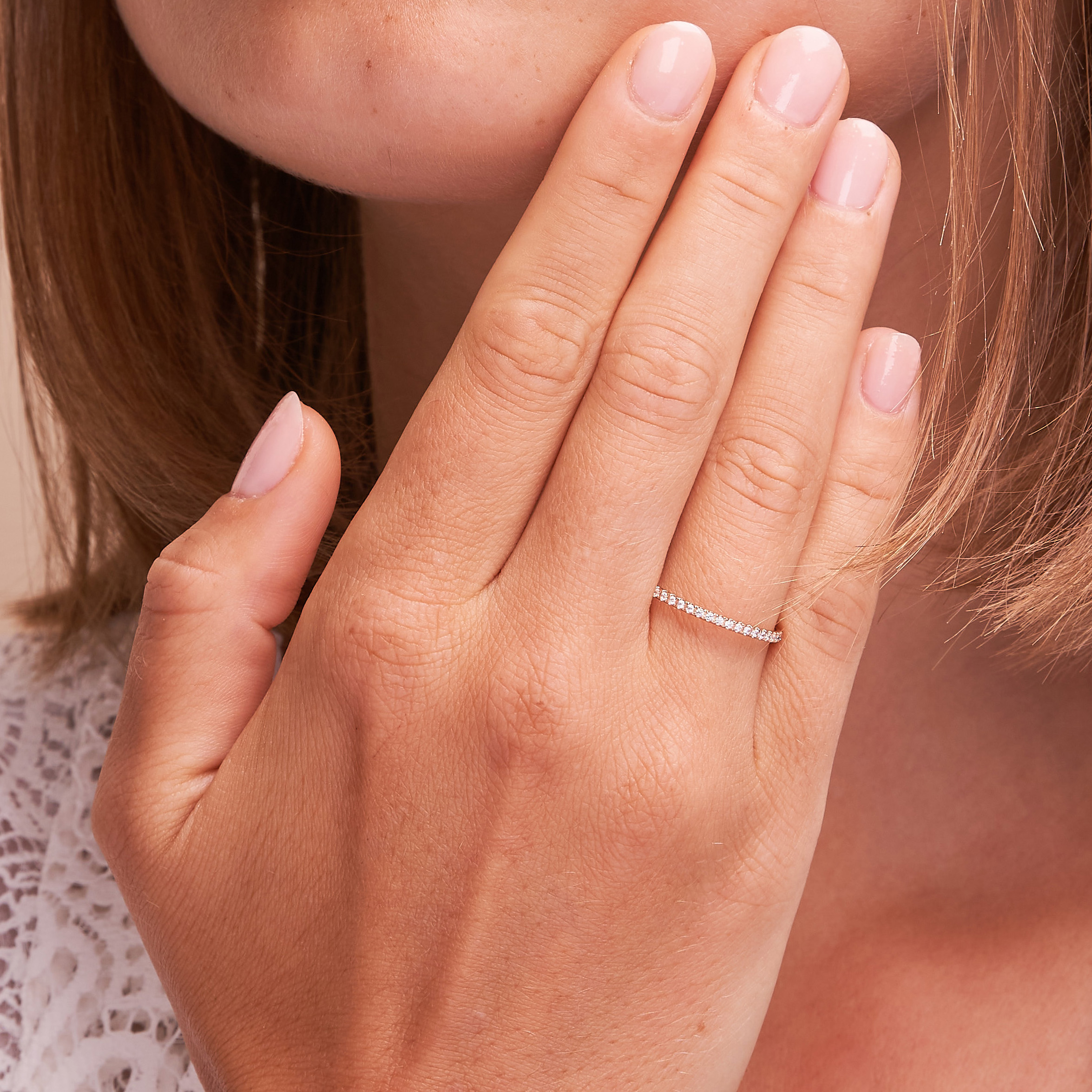 Aufnahme vom Rosegold Verlobungsring mit weißen Diamanten in Krappen gefasst auf Hand