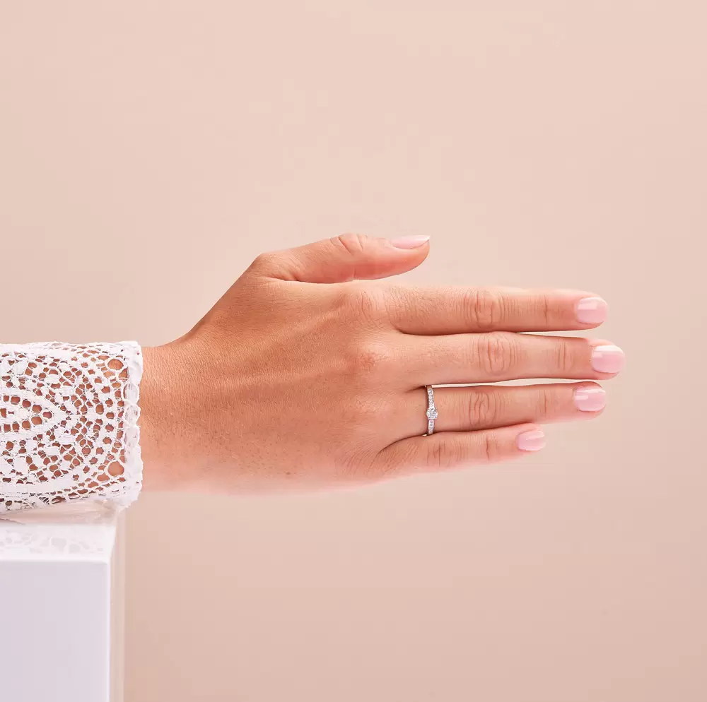 Aufnahme vom Verlobungsring aus Weissgold mit vielen Diamanten auf Hand 