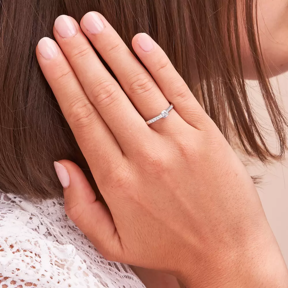Aufnahme vom Verlobungsring aus Weissgold mit vielen Diamanten auf Hand 