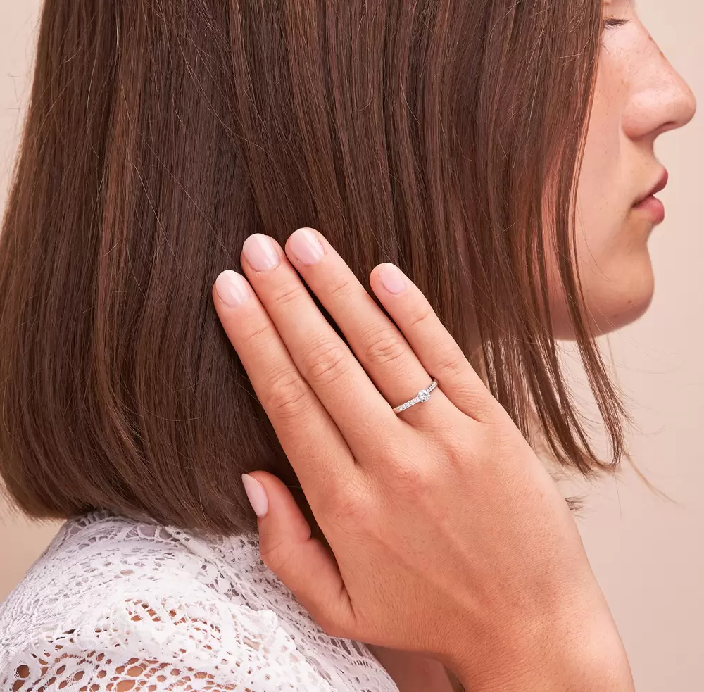 Aufnahme vom Verlobungsring aus Weissgold mit vielen Diamanten auf Hand 