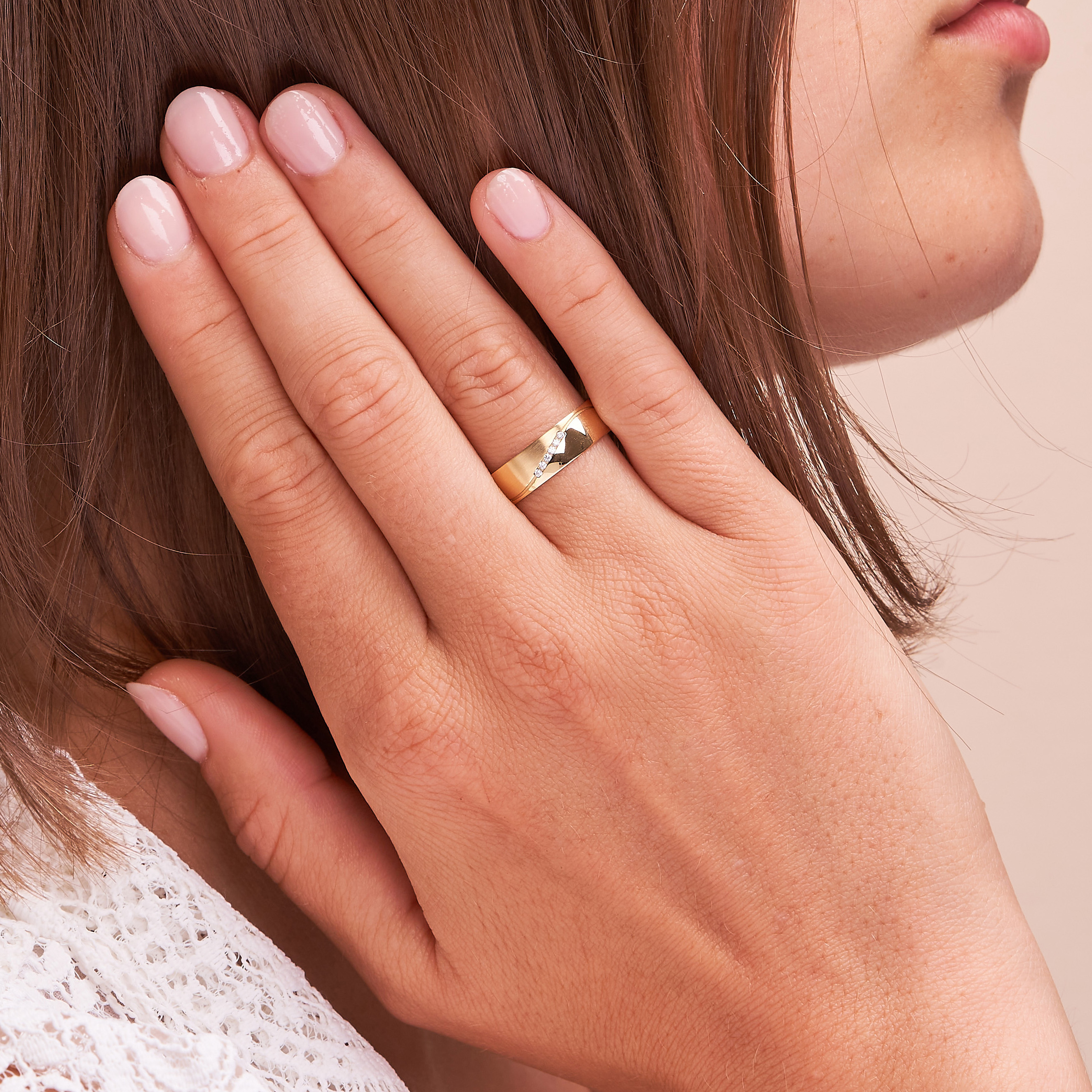 Aufnahme von Eheringen aus Gelbgold mattiert und poliert mit Rillen und Diamanten auf Hand