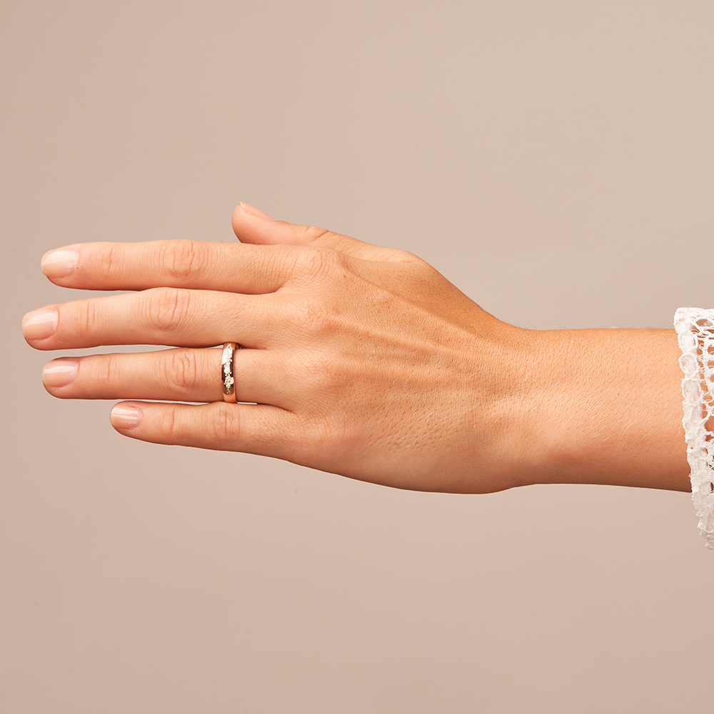 Polierte Roségold Eheringe in Sternenhimmel-Design mit Diamanten und Kreismuster auf Hand