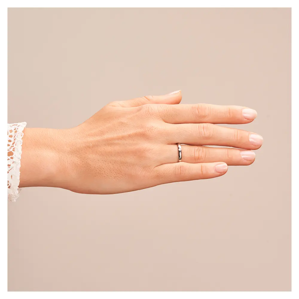 Vorsteckring aus Stahl in 2,5 mm mit Diamanten und Polierung auf Hand
